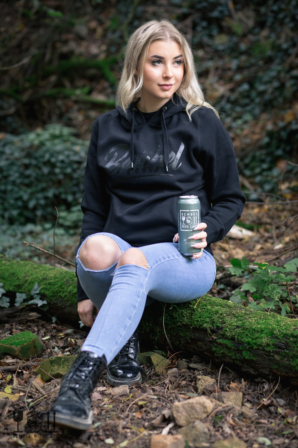 BEMBEL-WITH-CARE Hoodie Unisex getragen im Wand, Apfelwein-Schorle, Cider