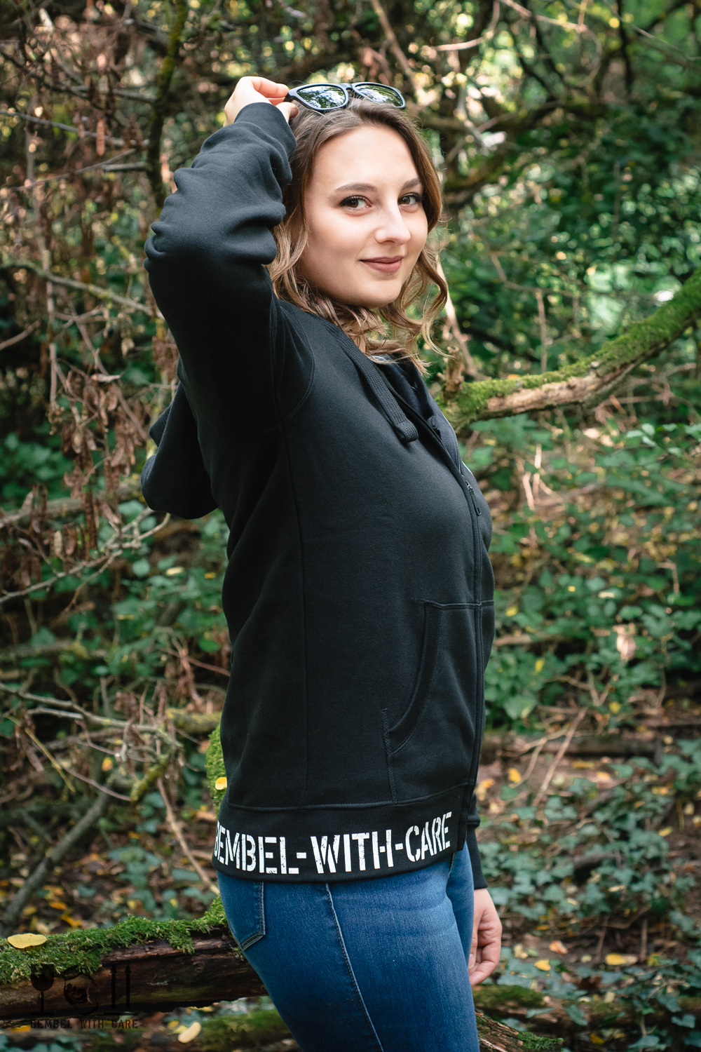 BEMBEL-WITH-CARE Zipperjacke zusammen mit Sonnebrille Seitenansicht, Unisex, Apfelwein, Cider