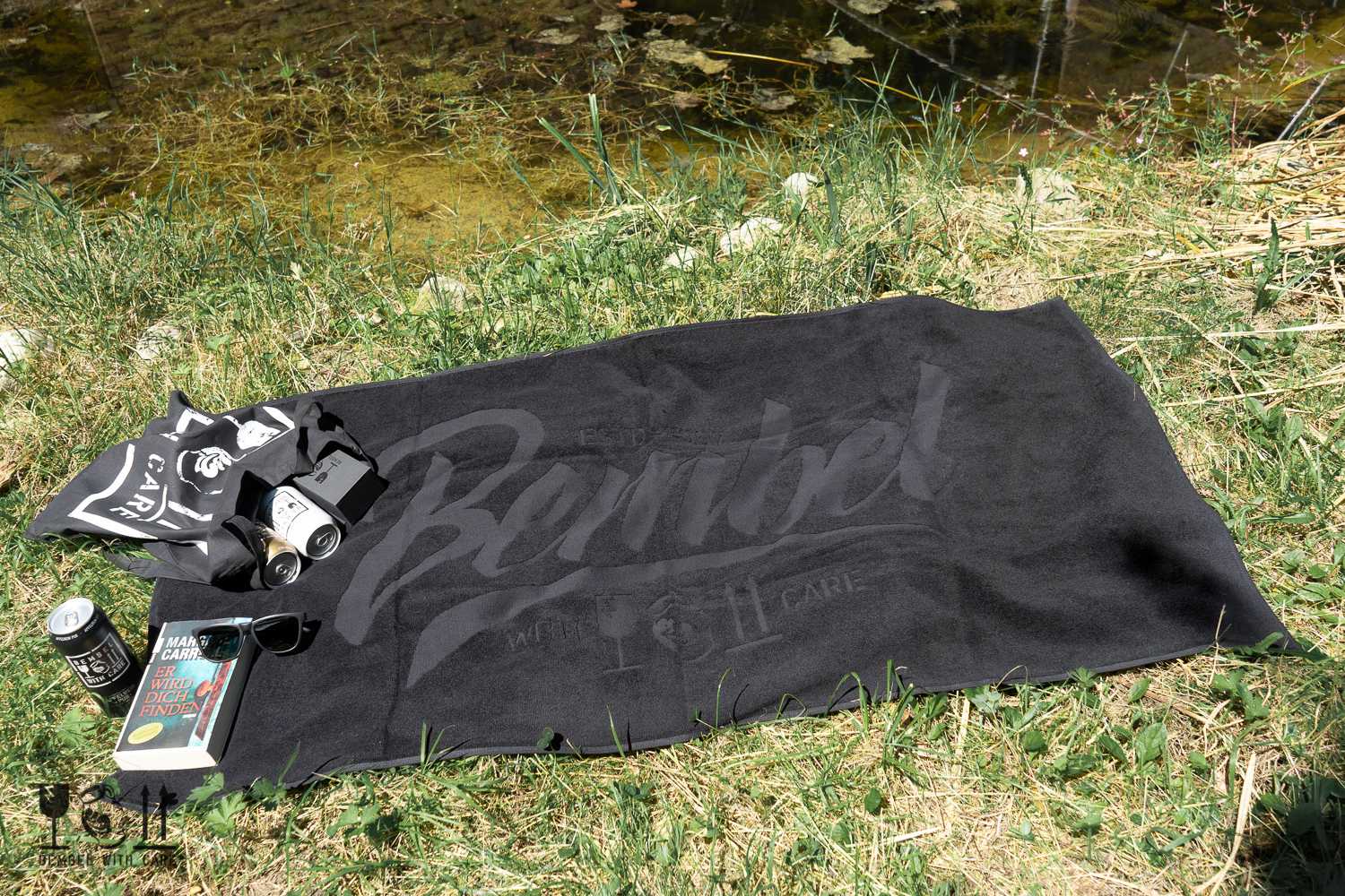 BEMBEL-WITH-CARE Badetuch am See mit Sonnenbrille und Tasche, Bembel Apfelwein, Cider