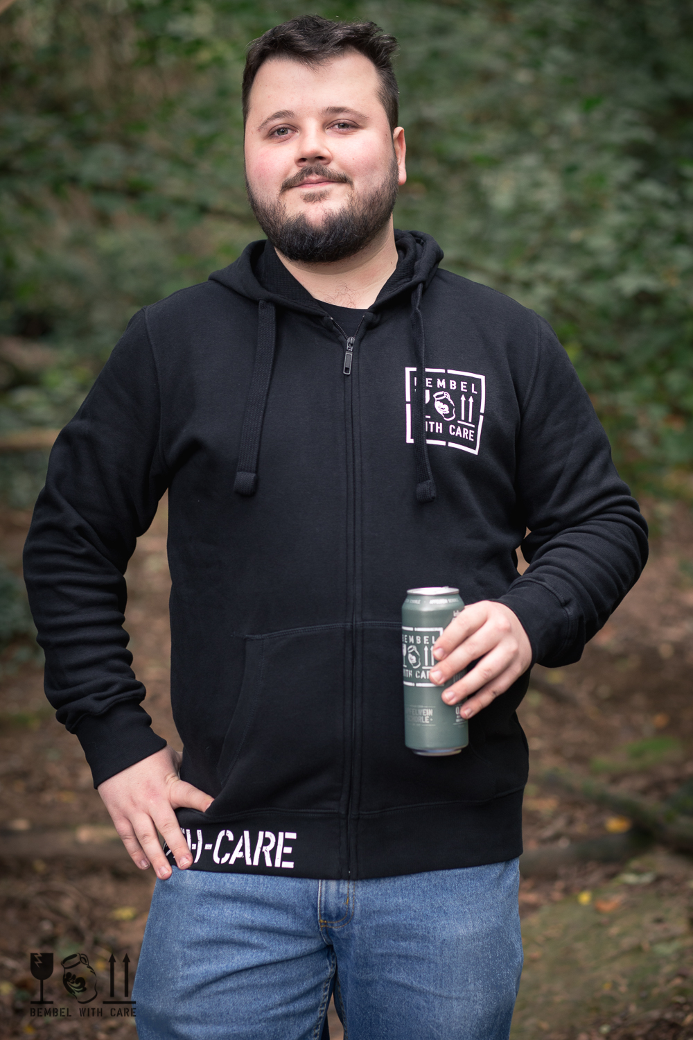 BEMBEL-WITH-CARE Zipperjacke getragen im Wald, Unisex, Apfelwein-Schorle, Cider